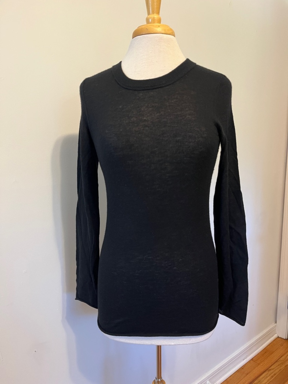 Scoop NYC black 100% cashmere sweater Size Medium Retail $325!